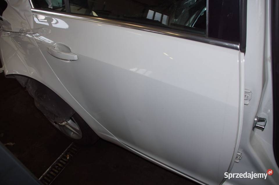 NSIGNIA A DRZWI PRAWE TYŁ HATCHBACK Z40R 2011 osobowe Pozostałe Lipno