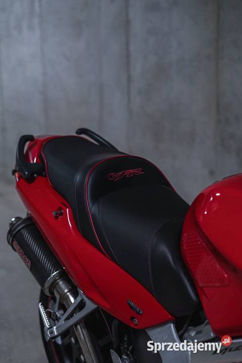 Honda VFR 800 FI Interceptor wystrojona na Power benzyna