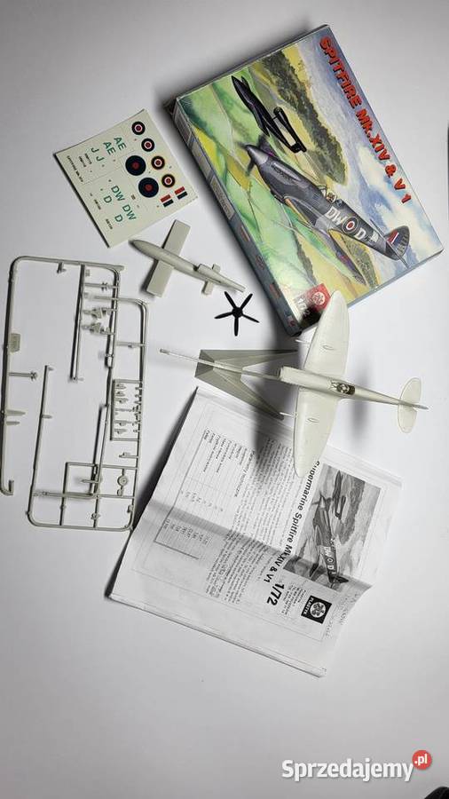Częściowo złożony model Spitfire Mk XIV V1 ZTS Warszawa