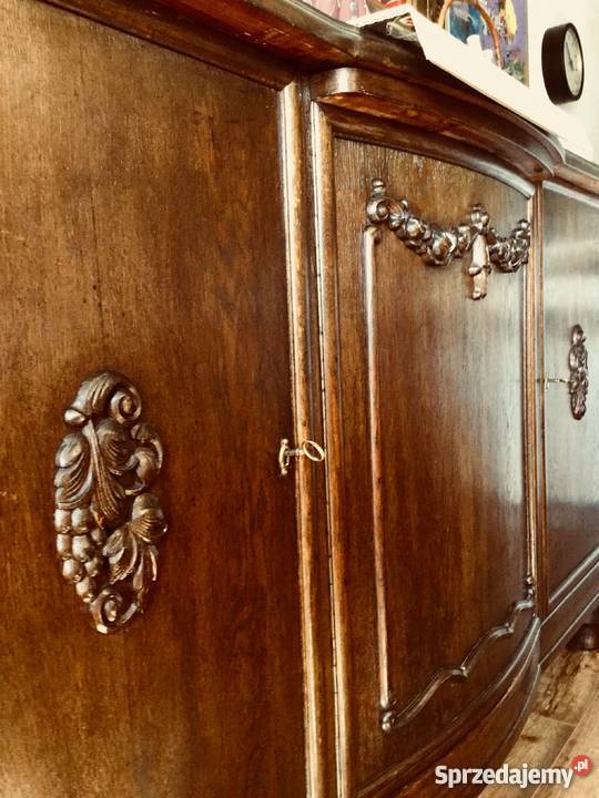 kredens dębowy z lat 30 pochodzący z Opola Stan