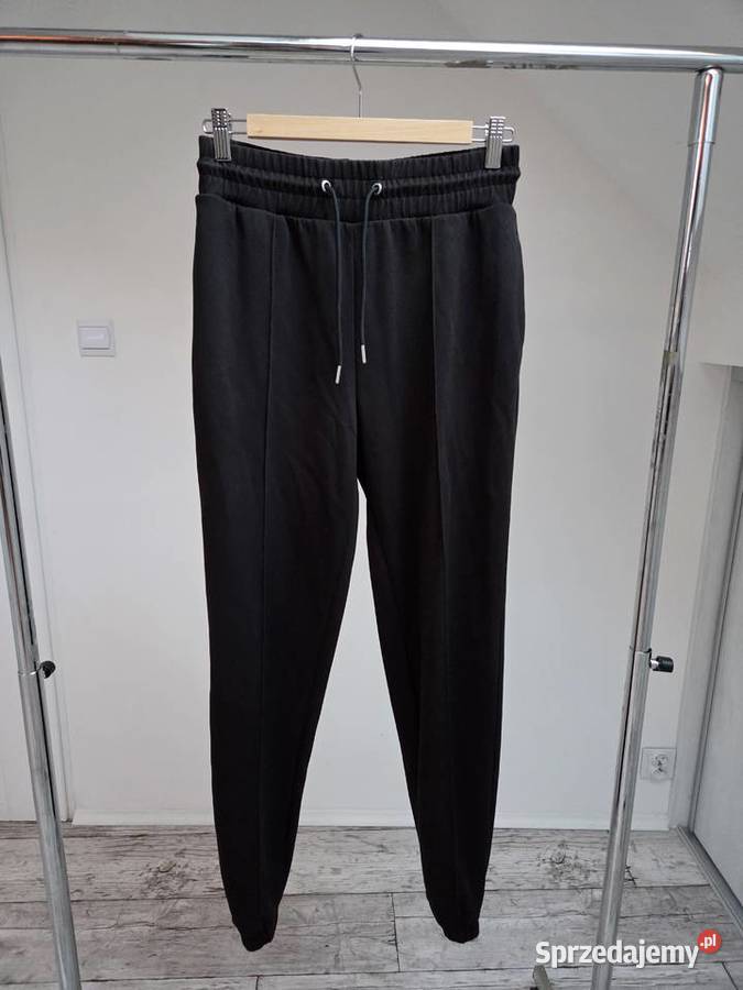 Czarne spodnie sportowe joggersy z ozdobną Liszki