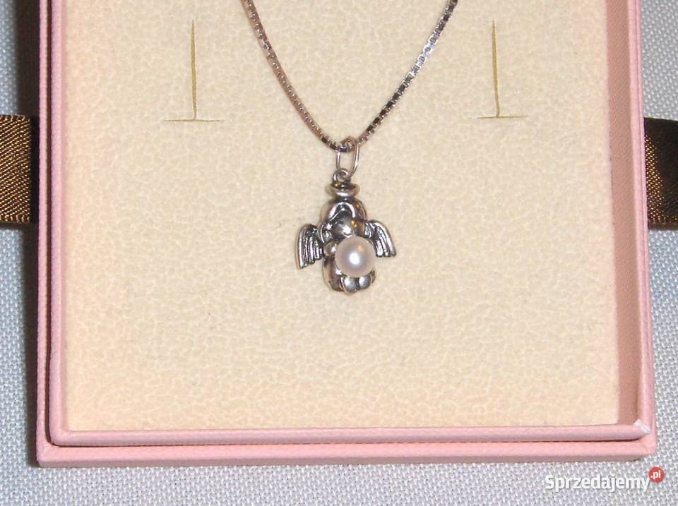 Srebrny wisiorek Aniołek z perełką