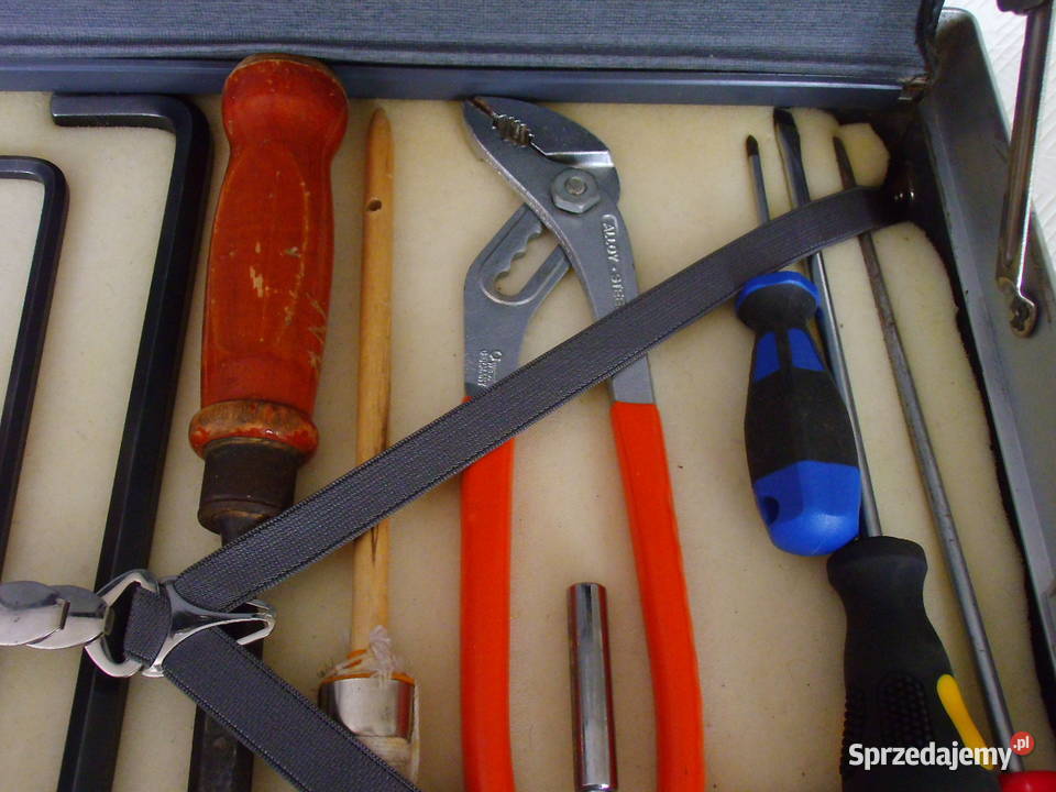 Komplet narzędzi we francuskiej walizeczce Bielawa