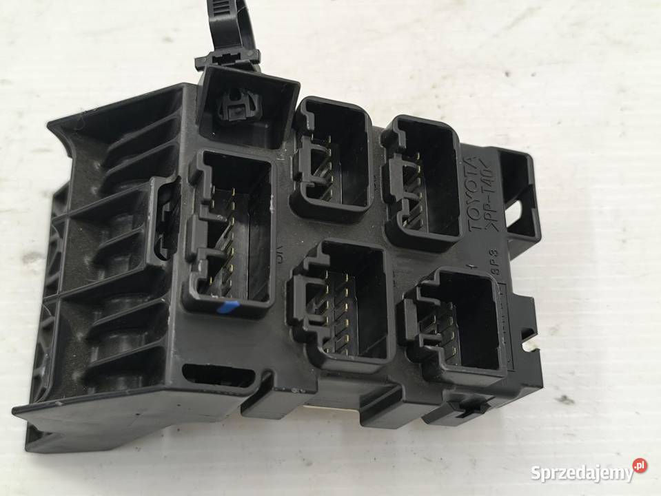 SKRZYNKA BEZPIECZNIKÓW TOYOTA AVENSIS II T25 wielkopolskie