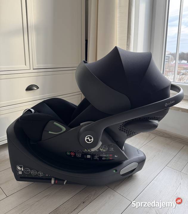 Fotel samochodowy Cybex z bazą obrotową i adapterami do wózka