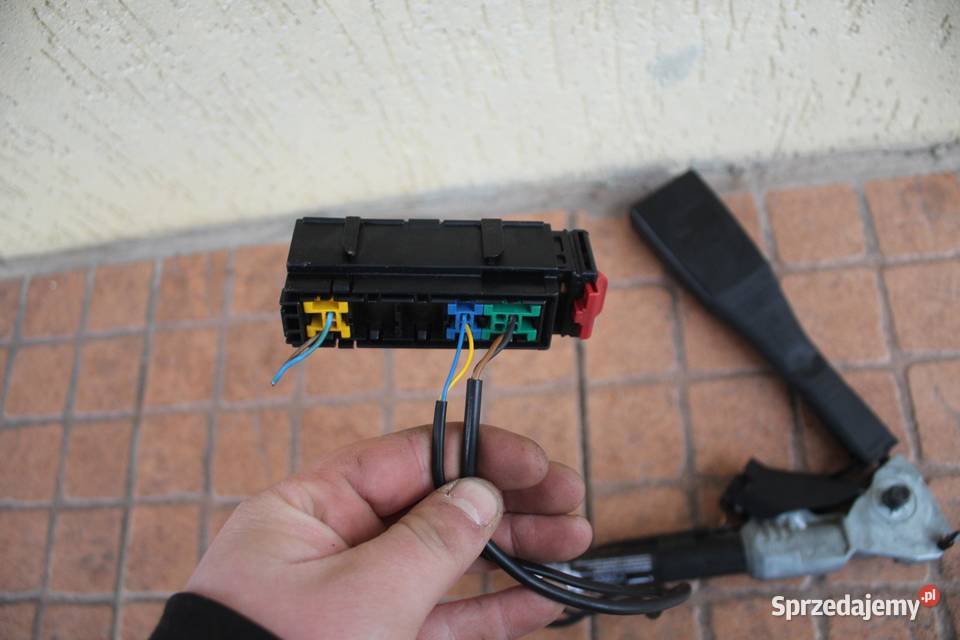 ZAPINKA PASA LEWY PRZÓD OPEL CORSA D 13225286 Pasy bezpieczeństwa sprzedam