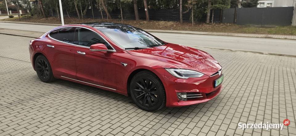 Tesla S 4x4 525 350 na ładowaniu