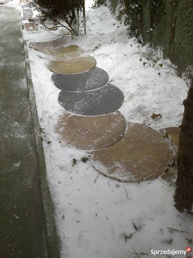 Na ścieżkipień betonowy duży Kargowa