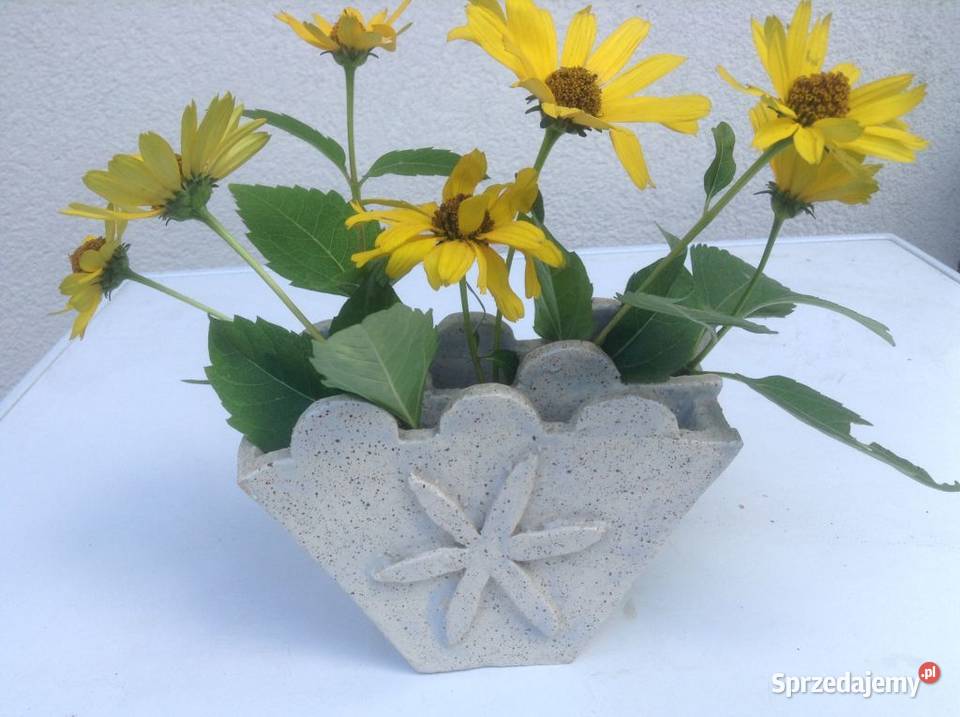 Kamionkowy kwietnik z otworami do zawieszenia