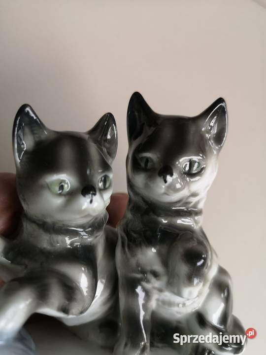 Figurka porcelanowa Bawiące się kotki