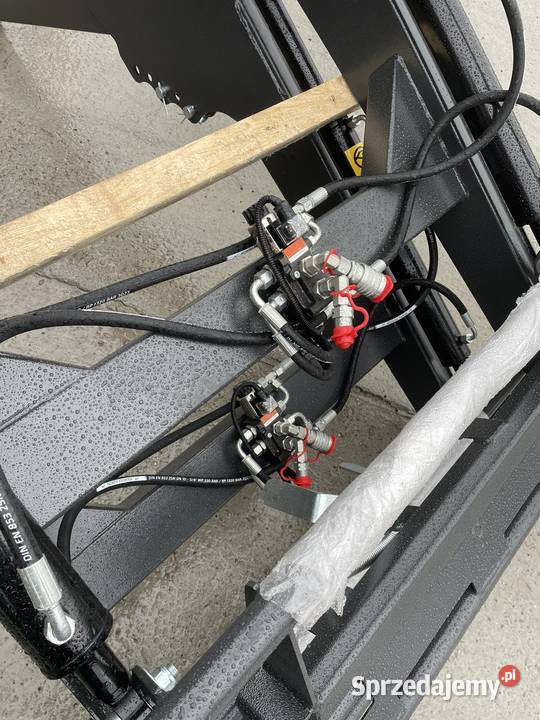 Ładowacz czołowy firmy Agrosped model V700 Bartoszyce