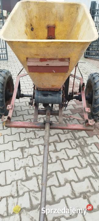 Rozsiewacz KOS Rozsiewacze nawozów Maszyny rolnicze Nowy Kawęczyn