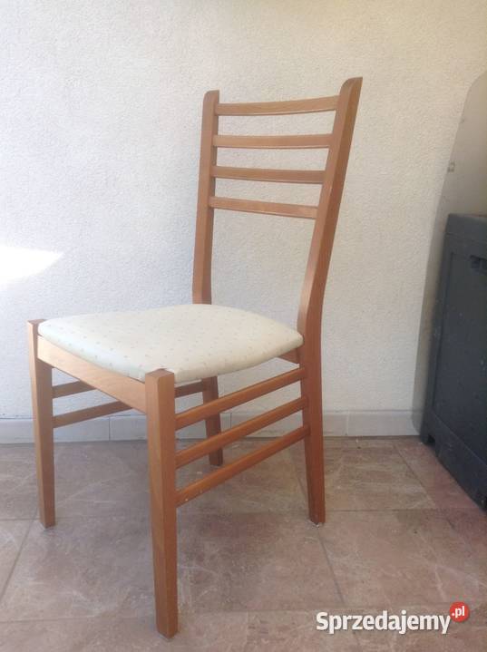 Krzesło z litego drewna z wysokim oparciem i tapcerką PRL.