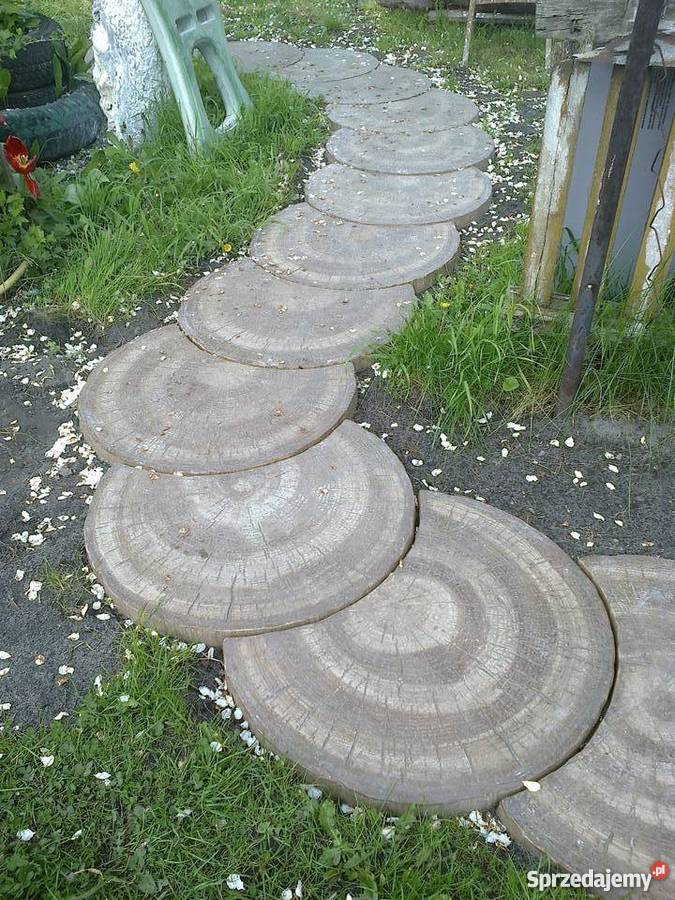 Na ścieżkipień betonowy duży Kargowa