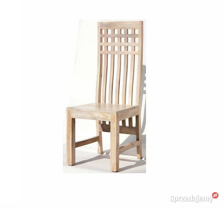 Jasne drewniane wysokie krzesło z oparciem w kratę
