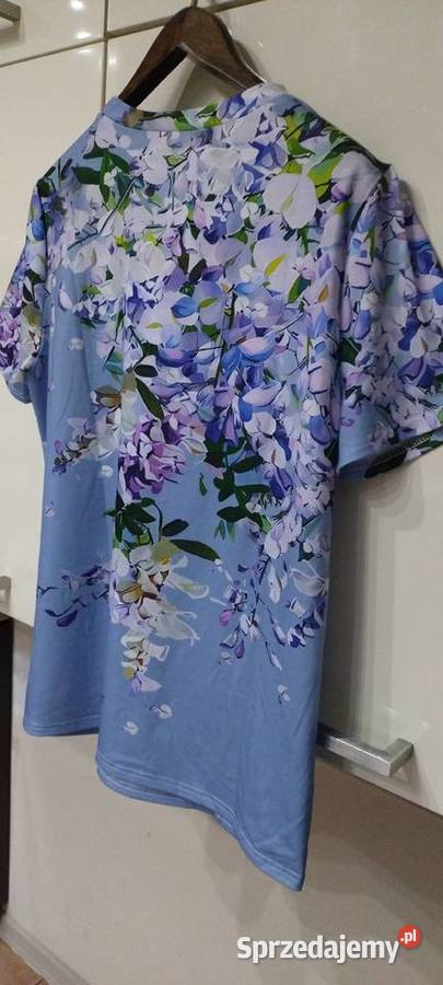 Bluzka z krótkimi rękawami na niebieskim tle Lublin