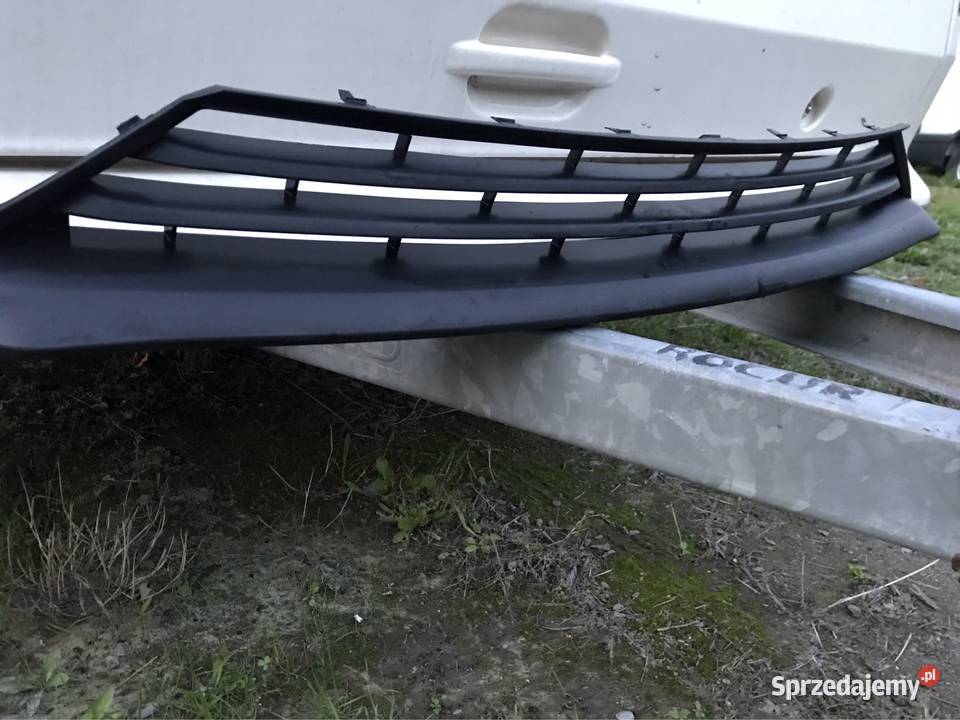 Insignia B lift 17 kratka zderzaka środkowa