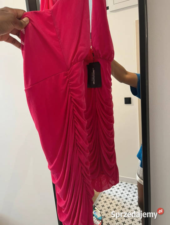 Różowa falbaniasta mini dopasowana sukienka łódzkie Łódź