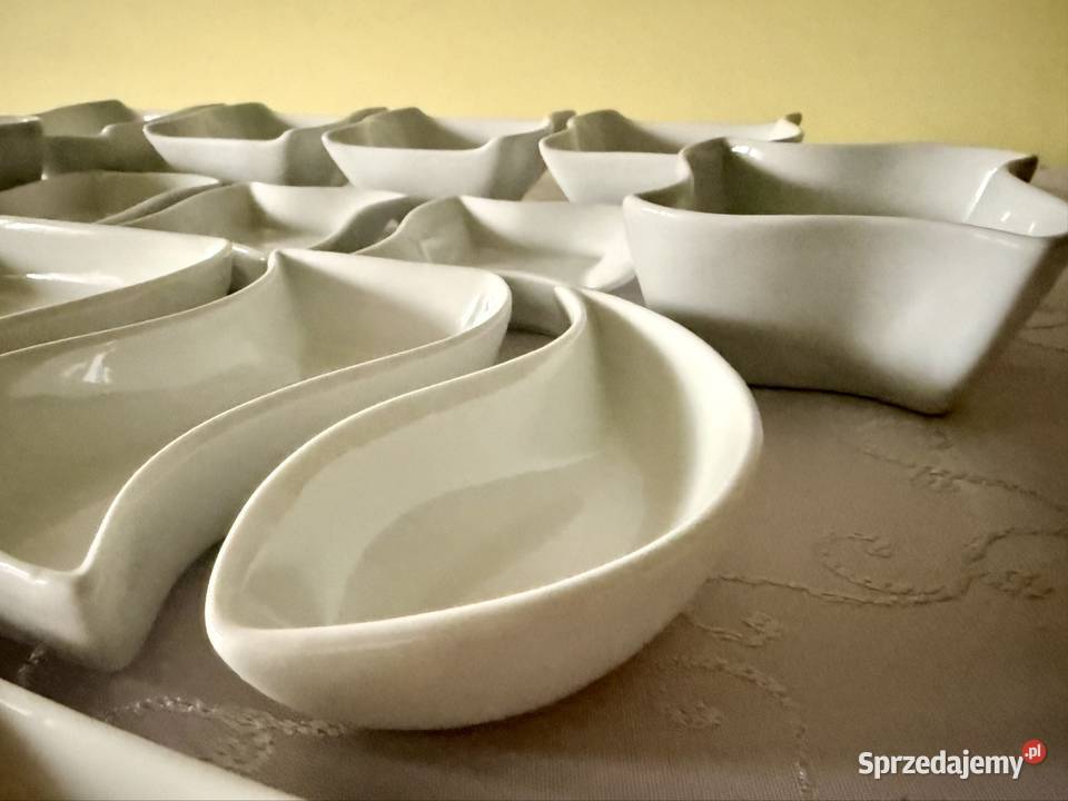 Zestaw porcelanowych salaterek i pater falistych sprzedam