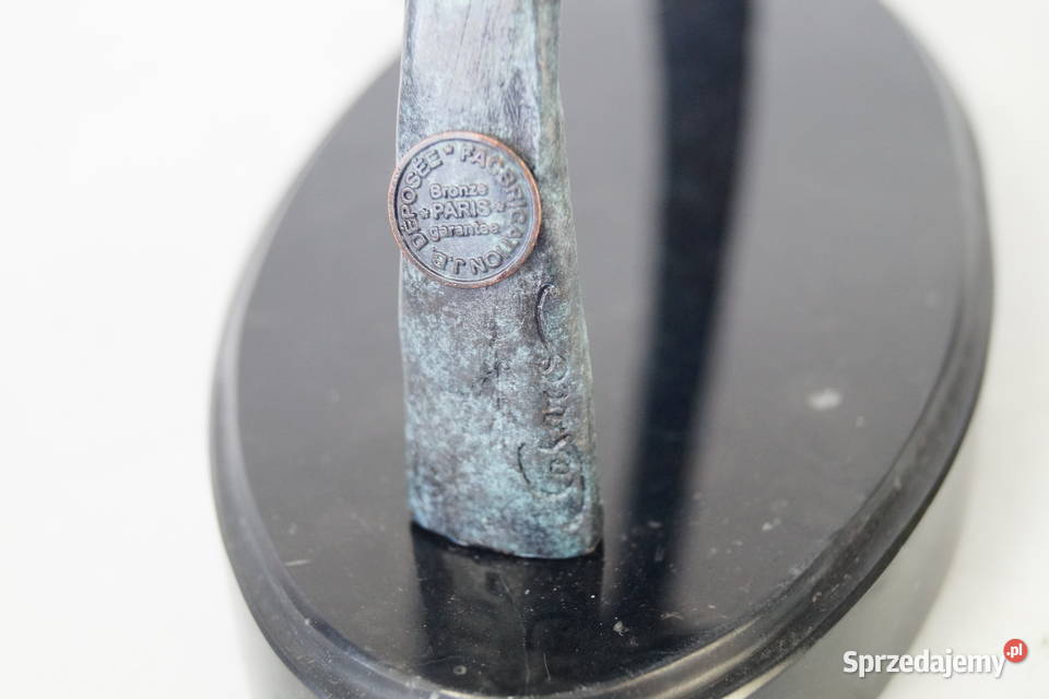 Figura z brązu rzeźba Nowoczesna siedzaca