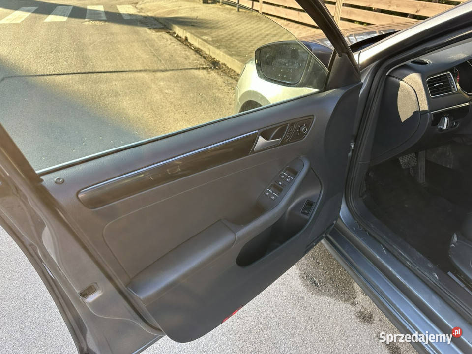 Volkswagen Jetta Mocna benzyna automat nawigacja