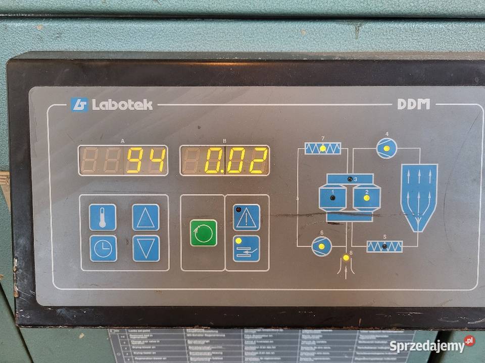 Suszarka tworzyw sztucznych z zaciągiem tworzywa