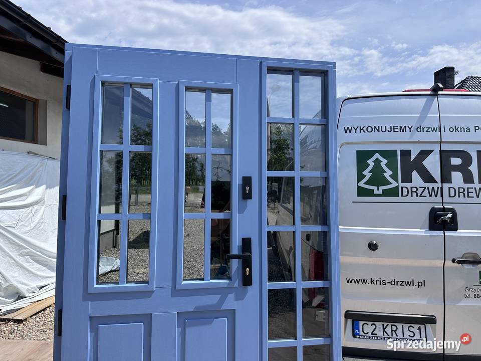 Drzwi zewnętrzne drewniane z doświetlem na