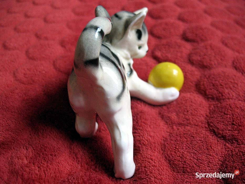 Kot Kotek z piłką Figurka z porcelany 8 x 12 x 8 Siedlce sprzedam