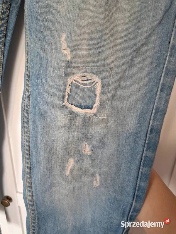 Jasnoniebieskie jeansy damskie z przetarciami i niebieski