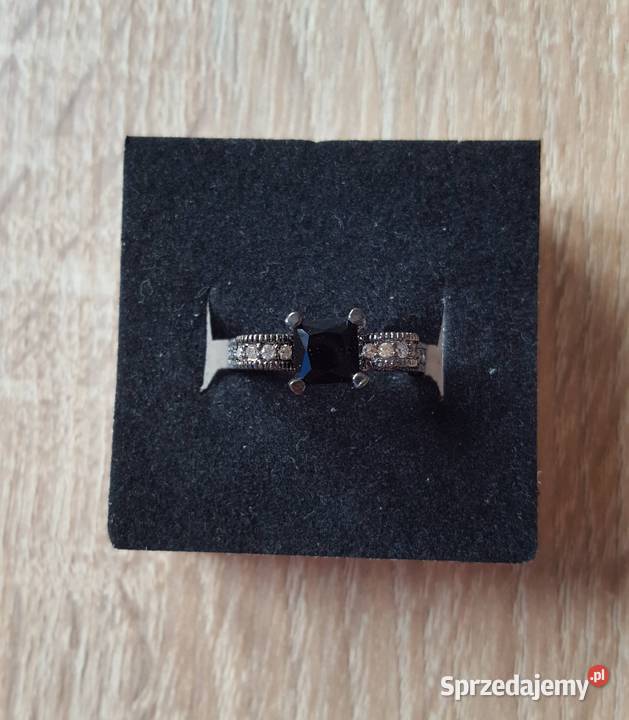Nowy czarny pierścionek białe cyrkonie kokarda Szczecin