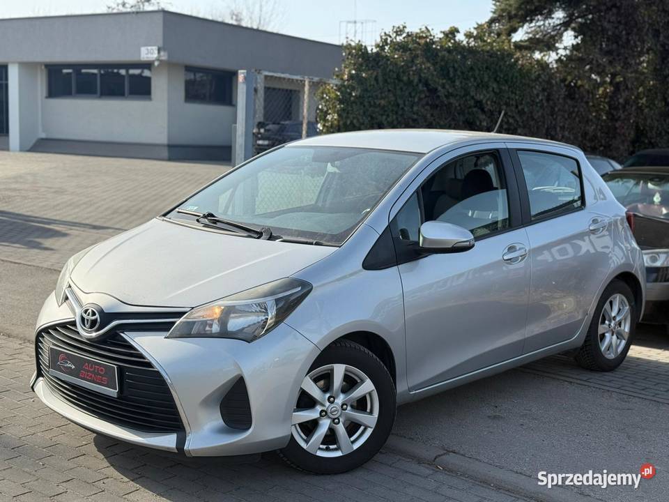 TOYOTA YARIS 10 Benzyna 70 2015R 199 000 Yaris śląskie Częstochowa