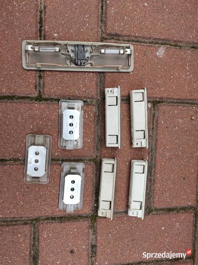 Lampka oświetlenie kabiny wnętrza BMW E38 boczna Chodzież
