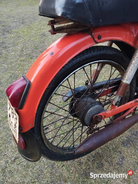 Romet Komar z dokumentami Knurów