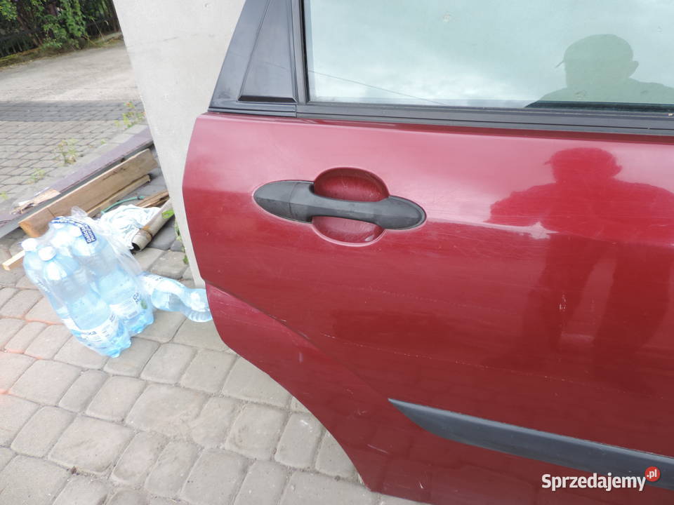 FORD FOCUS MK1 SEDAN DRZWI PRAWY TYŁ KOLOR P8 Rok produkcji 2001 Nowy Sącz