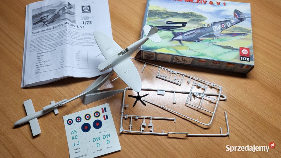 Częściowo złożony model Spitfire Mk XIV V1 ZTS Warszawa