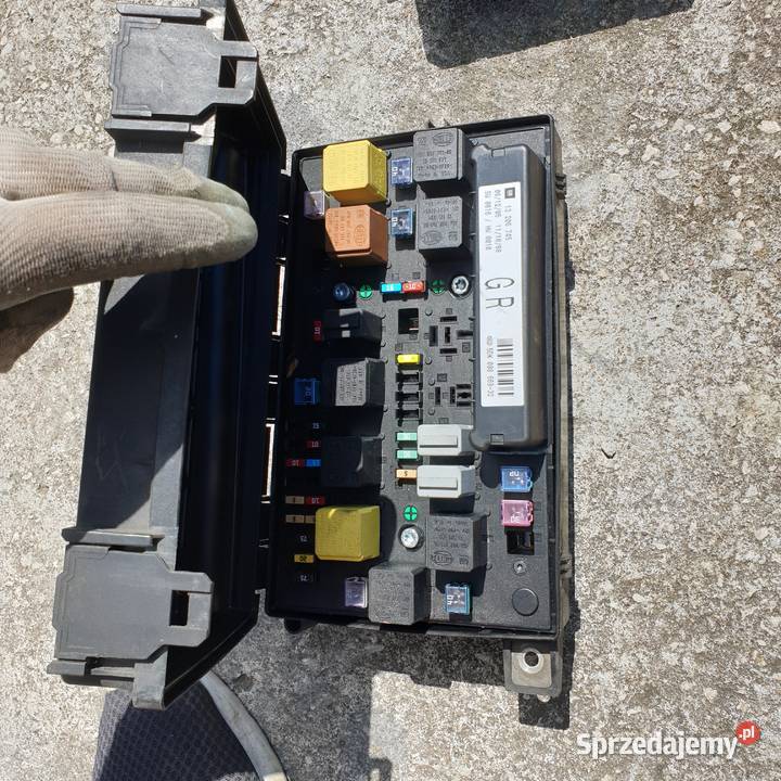 OPEL ZAFIRA B II SKRZYNKA BEZPIECZNIKOW 13206745 Łochowice