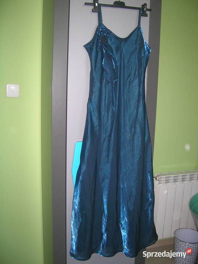 Sukienka lśniąca z różą i szalem