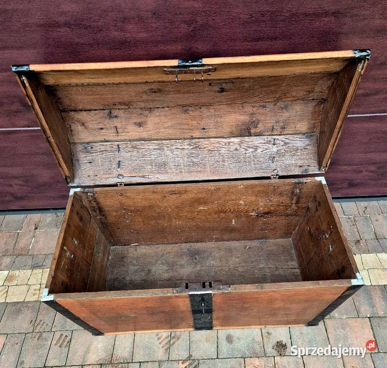 Stara zabytkowa skrzynia kufer