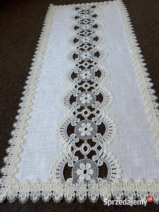 bieżnik z koronkami rękodzieło do kolekcji Zabrze