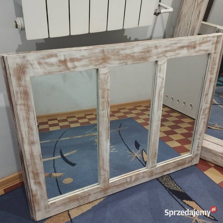 Lustro w starej ramie okiennej Jarosław