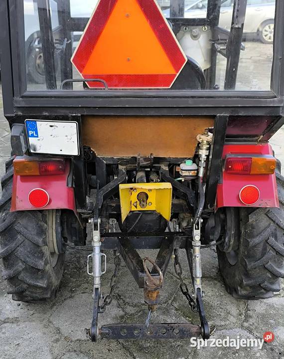 Traktor Elpol K1 z pługiem polskiej Dębica
