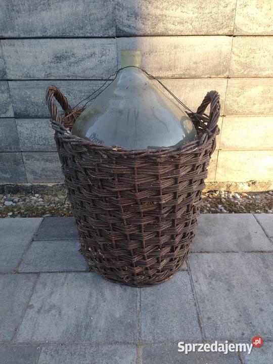 Balon gąsior na wino w wiklinowym koszu