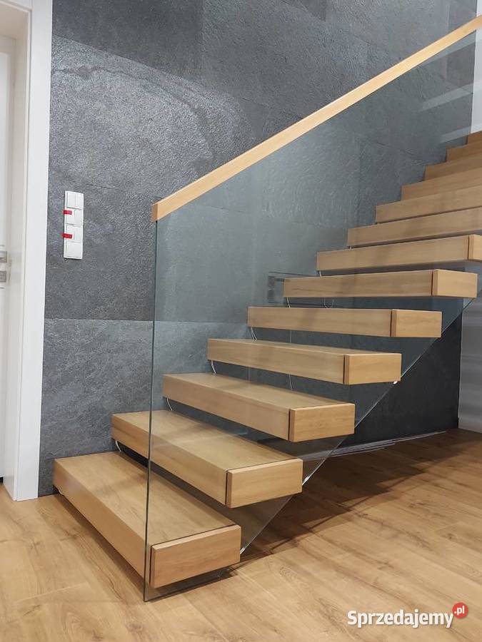 Schody półkowe z balustradami szklanymi Tokarnia