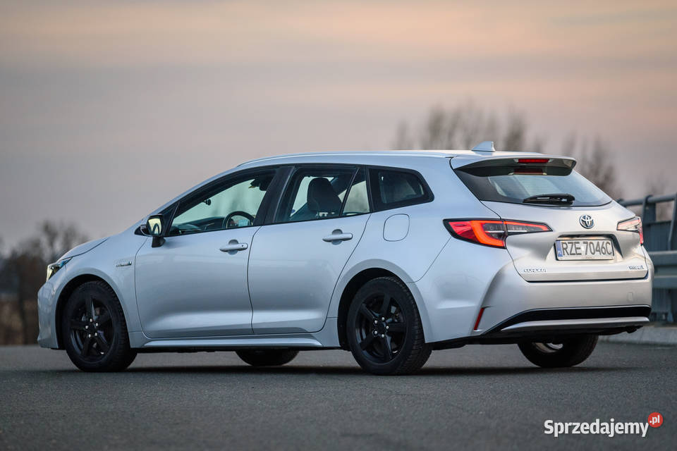Toyota Corolla 18 TS 18 Hybrid z 2019r hybryda Samochody osobowe Stargard