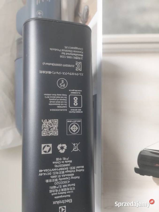 Nowy odkurzacz piorący ze stacją myjącą sprzedam