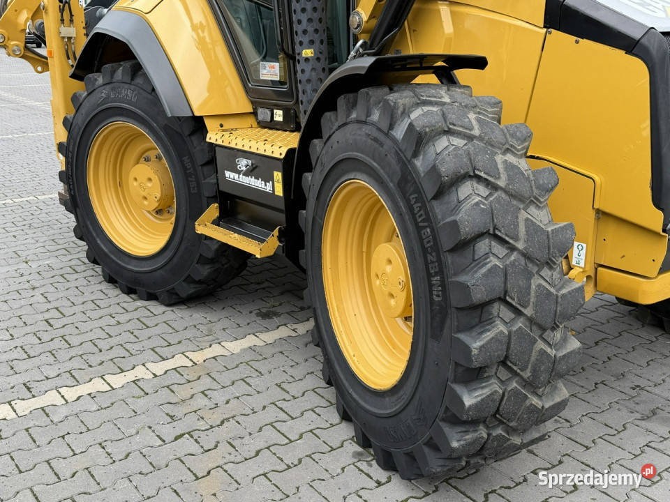 na równych kołach Caterpillar 444F Sterowanie na Koparko ładowarki Widełki