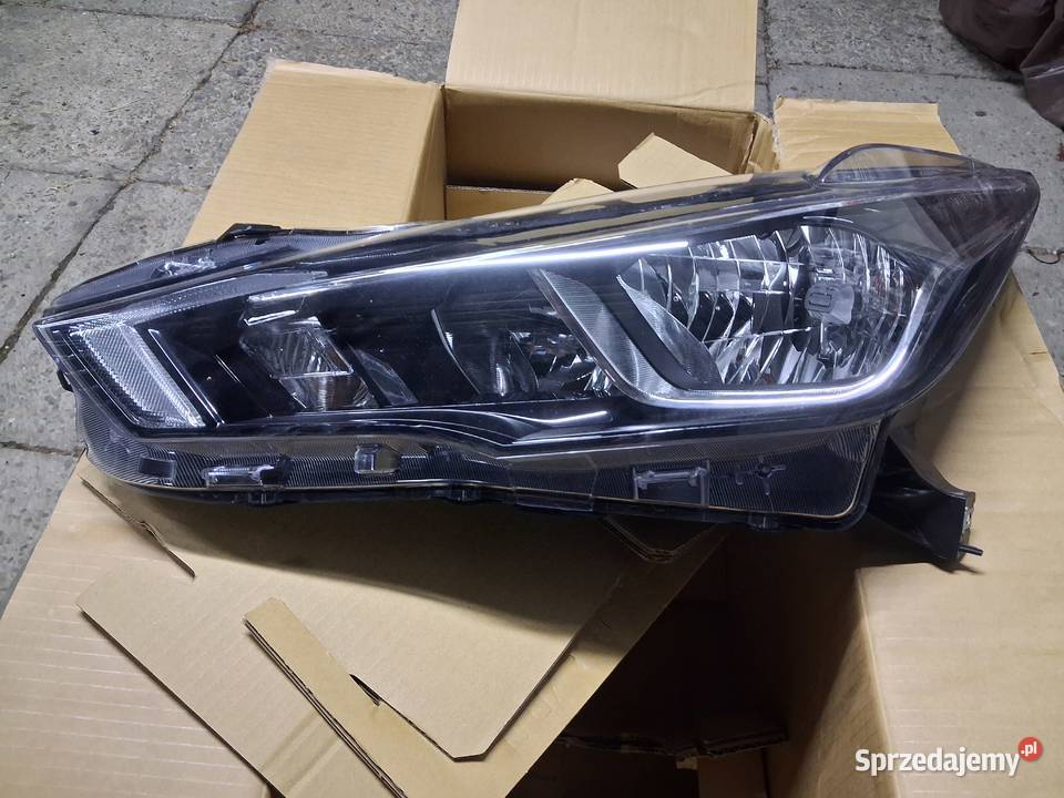Sprzedam przednią lampę Nissan Micka k14 strony osobowe