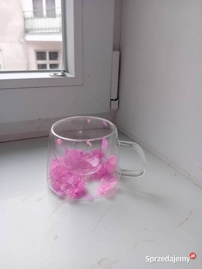 walentynkowy szklany kubeczek z płatkami kwiatów Warszawa