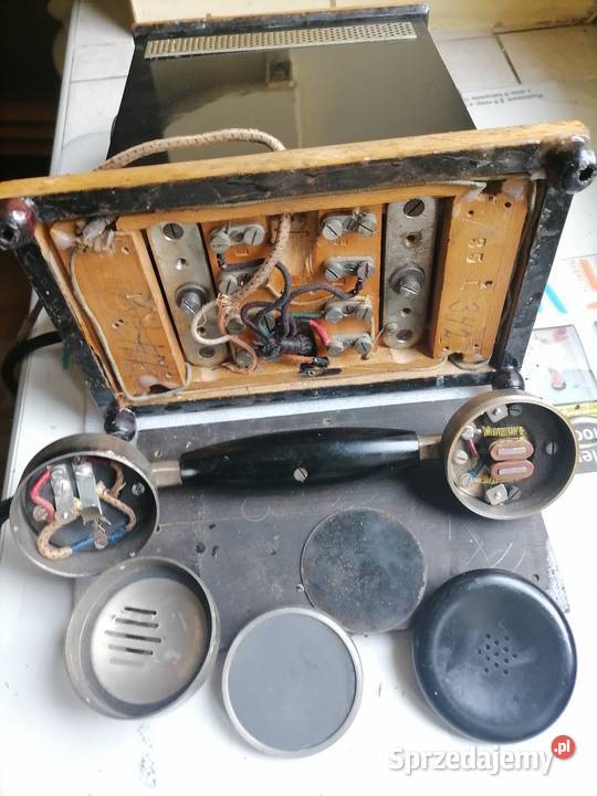 Stary telefon na korbke z lat 30 tych Telefony przewodowe