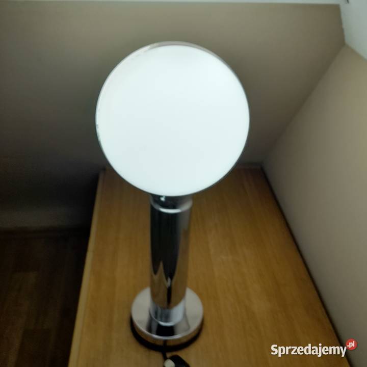 Solidna i na czasie lampa stojąca klosz kula Świdnica